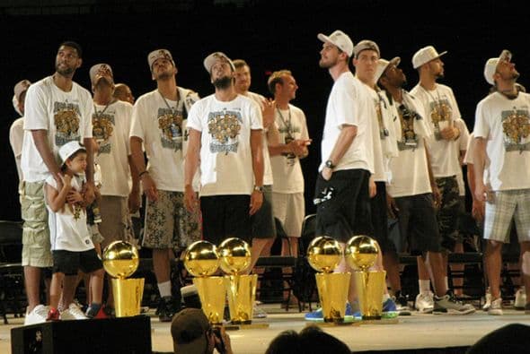 Photos: Spurs Championship Alamodome Celebration 2014