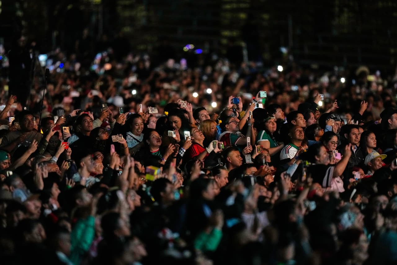 Miles de personas ocupan la Plaza de la Constitución para participar en la celebración de las fiestas patrias en Ciudad de México.
