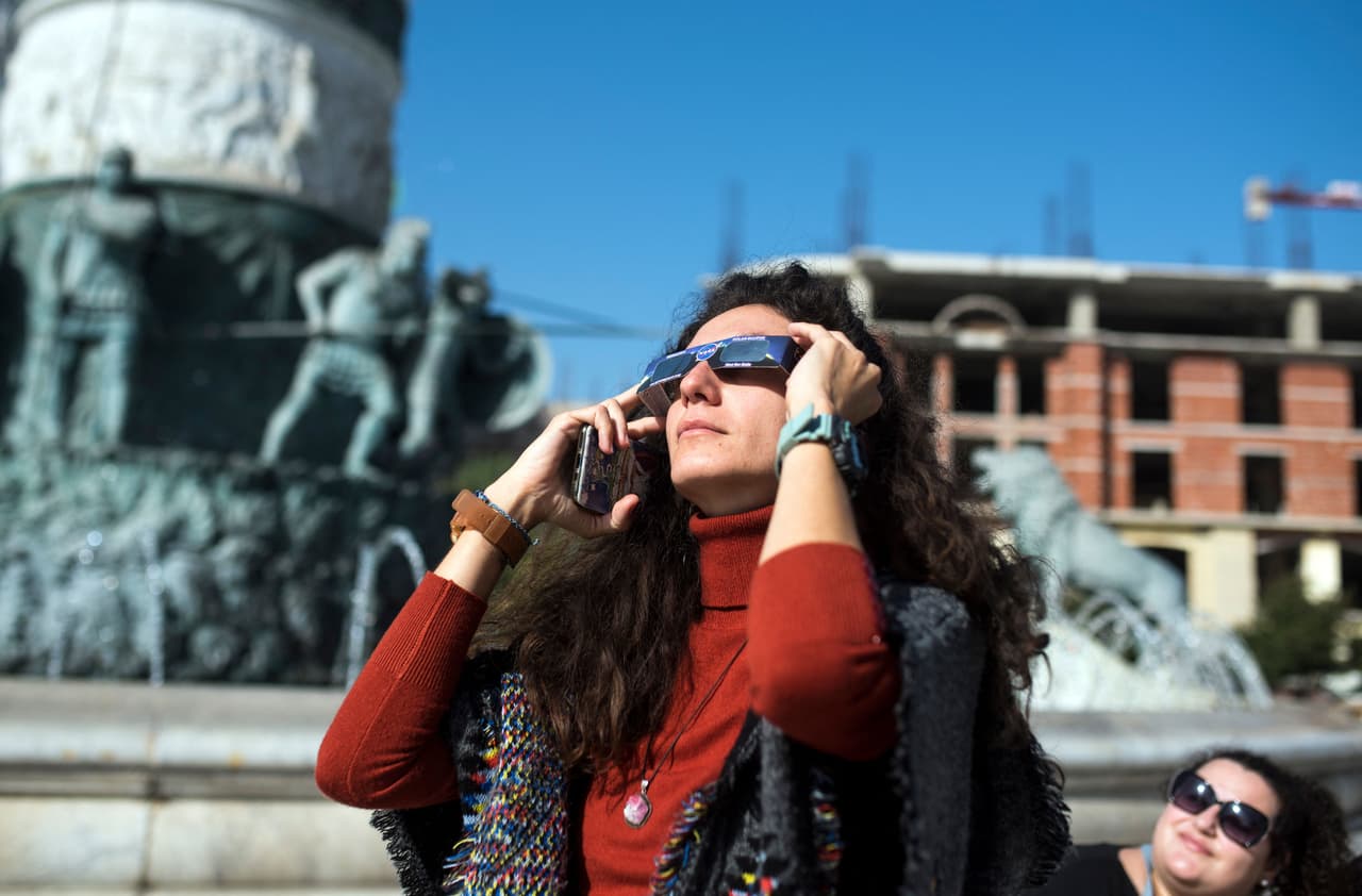 Solar Eclipse Extravaganza de 8:10 AM a 11:00 AM en Ocotillo Library & Workforce Literacy Center. Solar Eclipse Watch Party de 8:30 AM a 10:30 AM en Burton Barr Central Library. Solar Eclipse Viewing Party de 9:00 AM a 11:00 AM en Desert Sage Library. Y Solar Eclipse Storytime de 9:15 AM a 10:30 AM Ironwood Library.