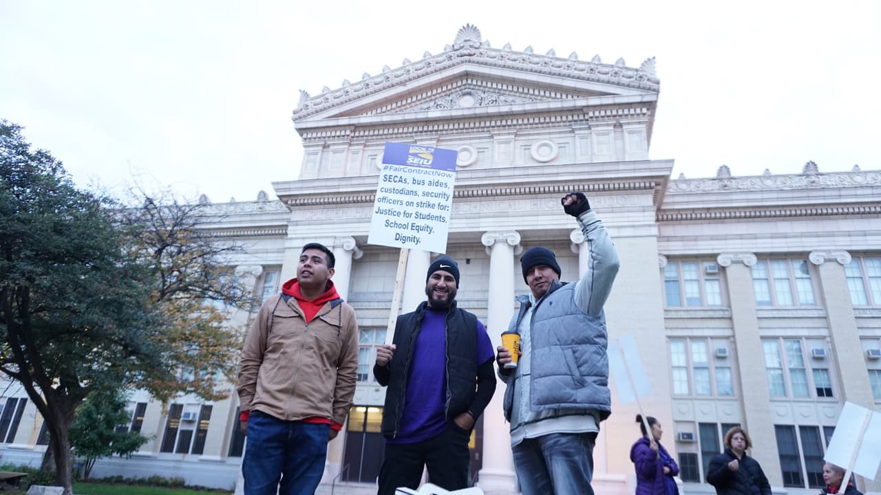 Entre los manifestantes de la huelga, se encontraban trabajadores que componen el personal de apoyo de las escuelas de CPS.