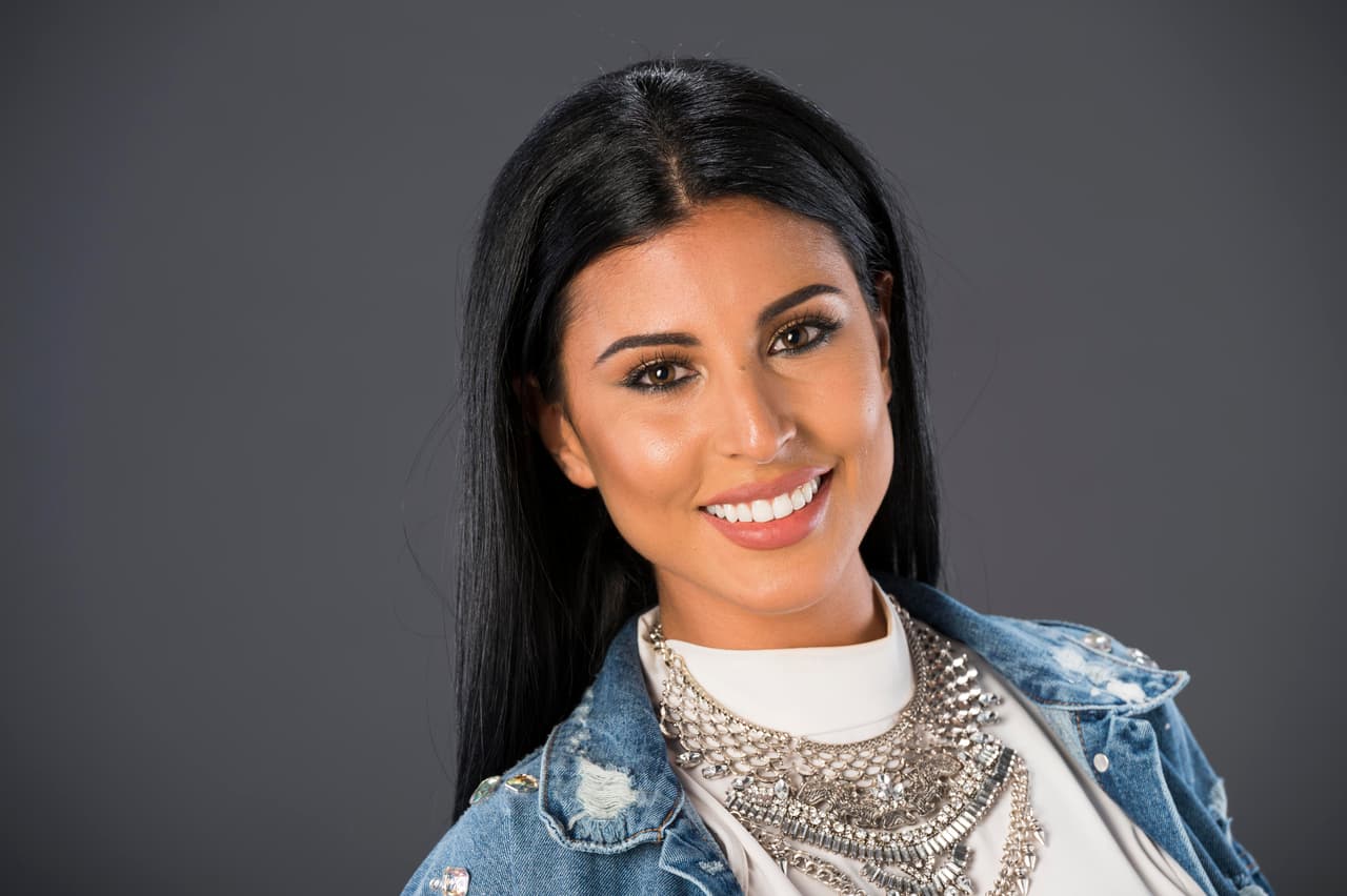 Eva Davis es española y hace cinco años vive en Miami. Desde los 7 años comenzó a tomar clases de baile y teatro musical.