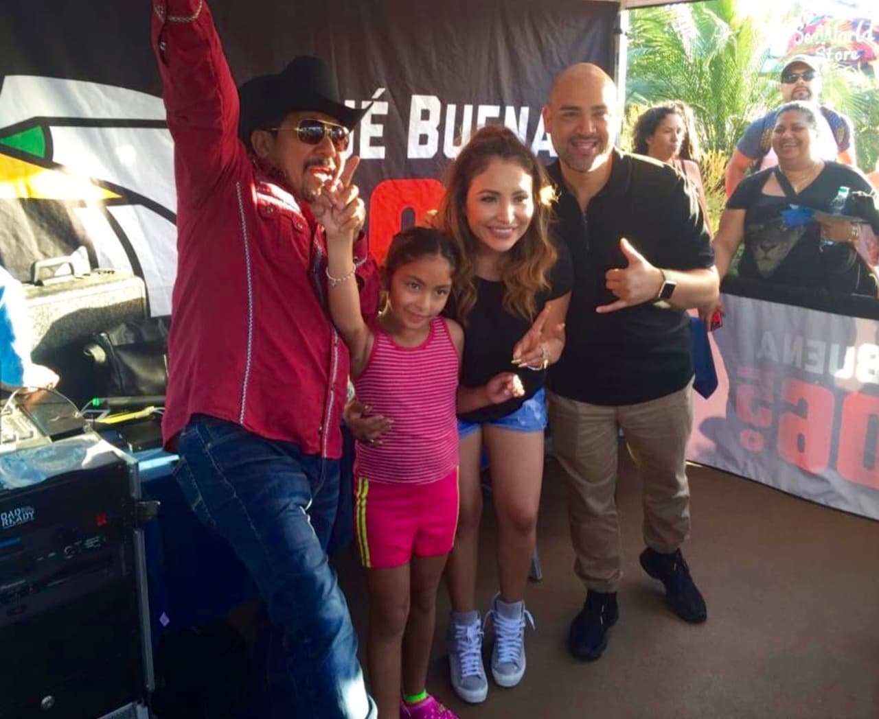 Visitando un parque de diversiones con ganadores de un concurso en la ciudad de San Diego, California.