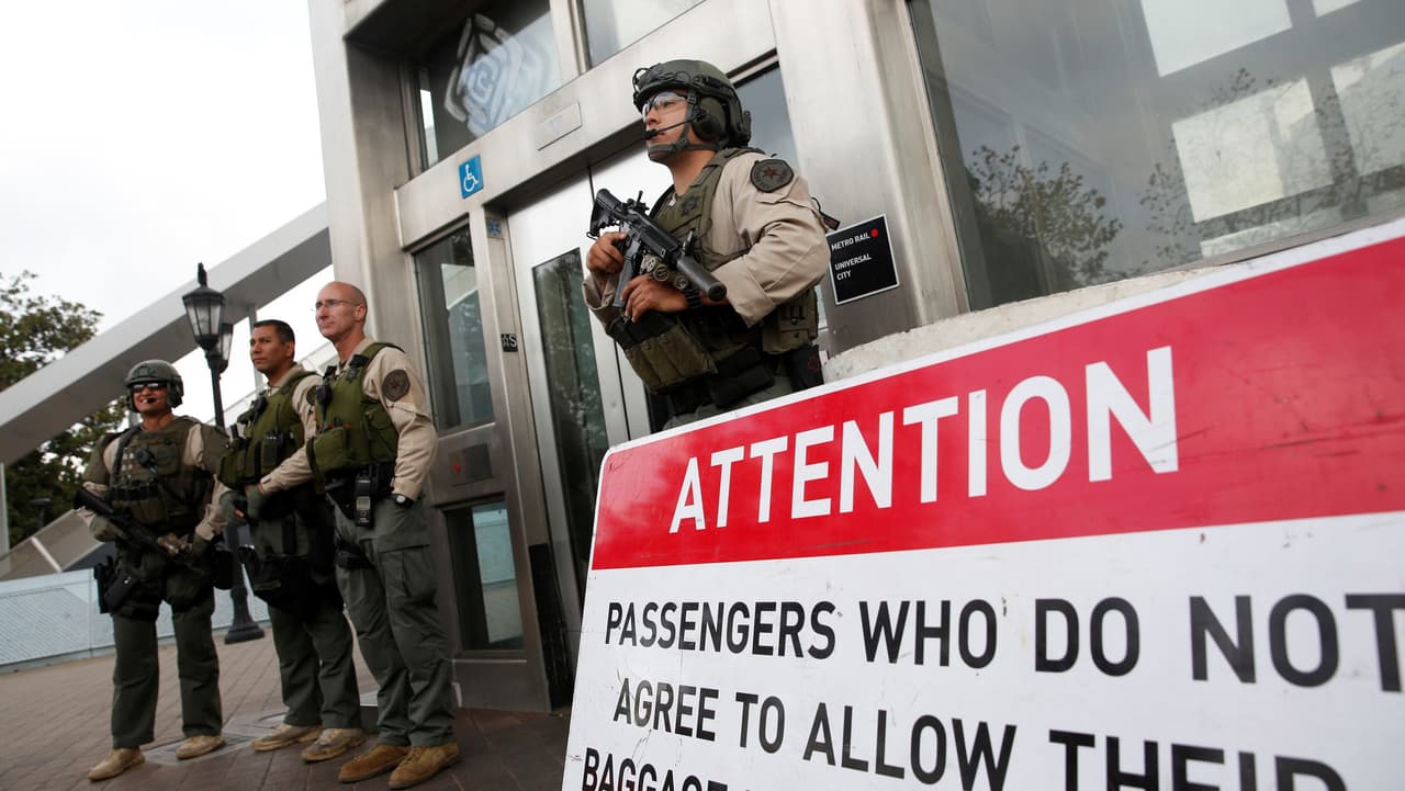 Agentes fuertemente armados vigilan el acceso a la estación Universal City en el metro de Los Ángeles, lugar que fue amenazado con un ataque el martes 6 de diciembre de 2016.
