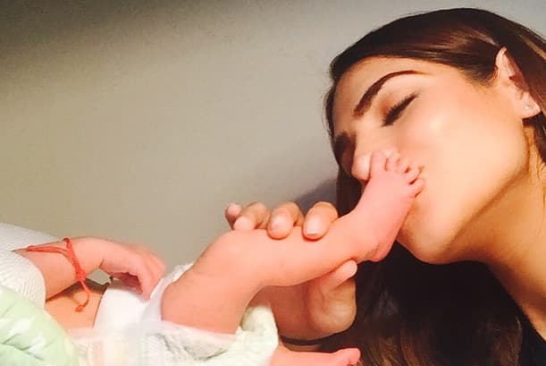 Alejandra no aguanta la emoción de celebrar la primera navidad de su hijo Matteo de casi 9 meses. Mira las fotos más cute de Matteo, un bebé tan stylish como su mamá.