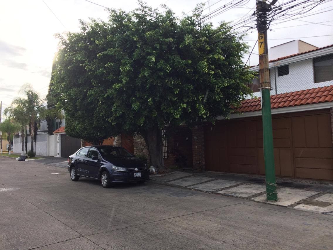 La empresa Noryband Productions también está relacionada con otra propiedad ubicada en el número 3644 de la calle Coras en la colonia Rinconada de Santa Rita, aunque el gobierno de EEUU la fija en la colonia Monraz. Univision Noticias pidió informes en esta casa, pero quien atendió a la puerta al escuchar los cuestionamientos decidió no abrir y no volver a salir.