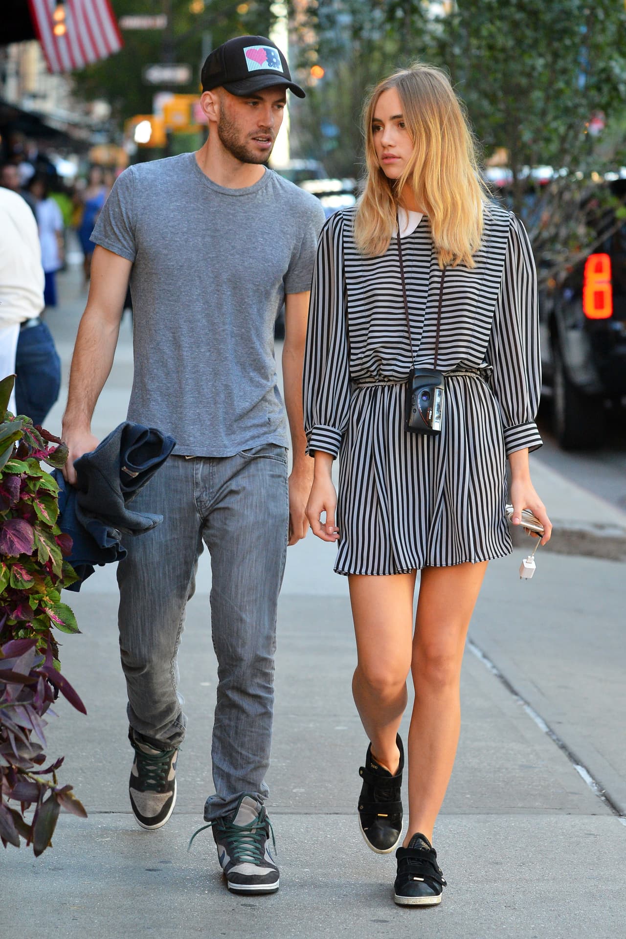 Suki Waterhouse se pasea con Aram Rappaport