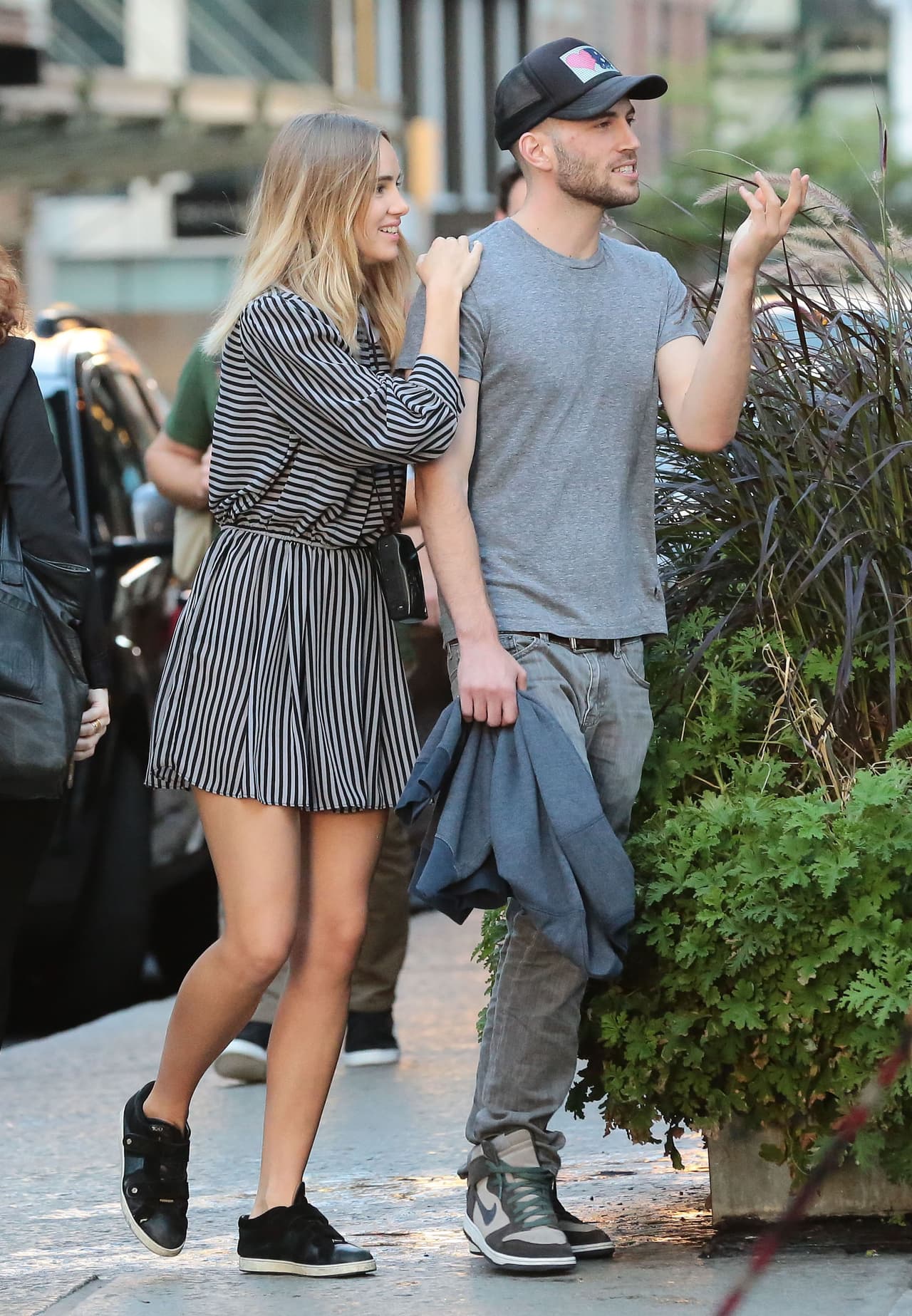 Suki Waterhouse no le quitaba las manos de encima.