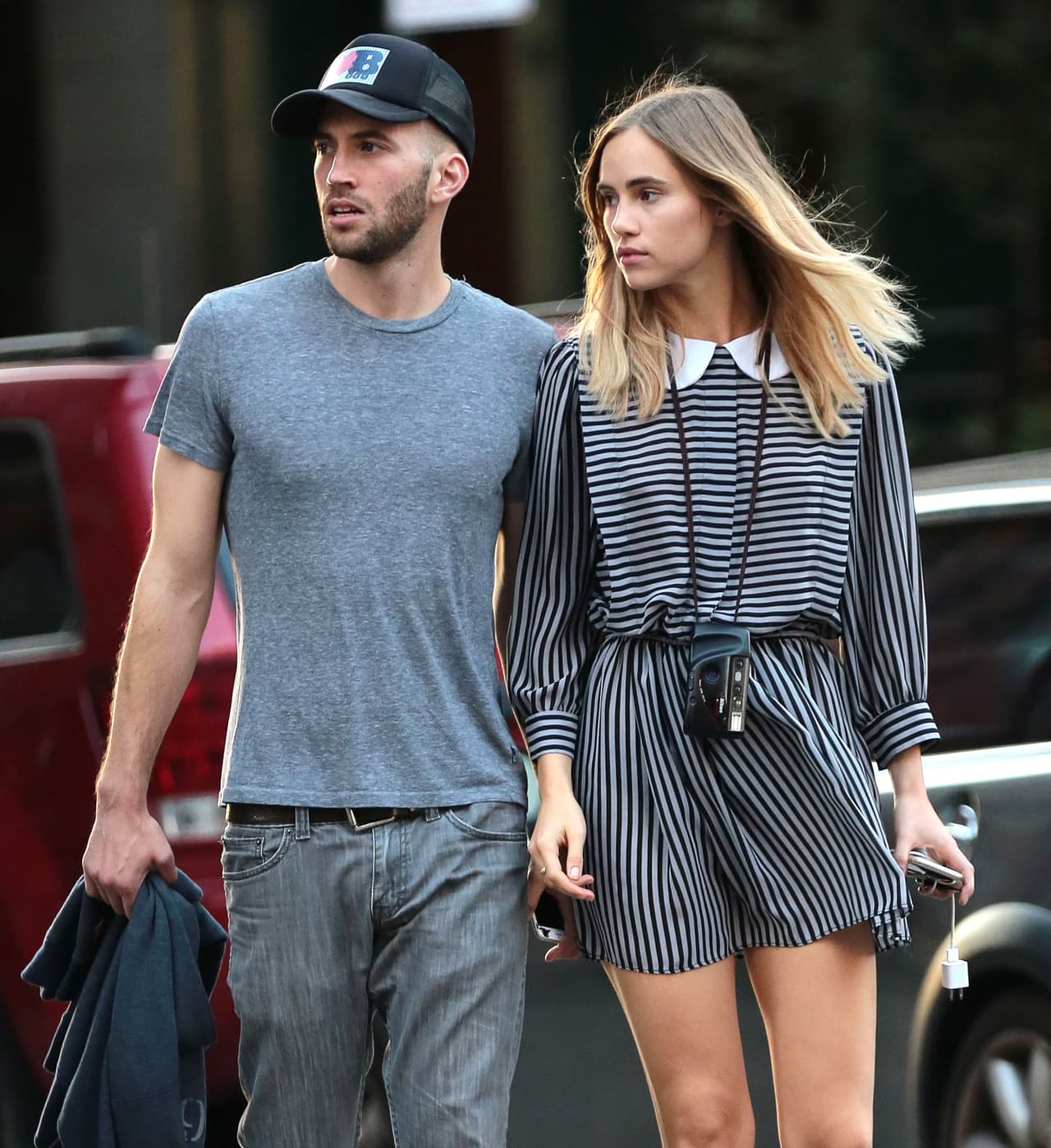 Suki y Aram pasearon casi casi tomaditos de la mano.