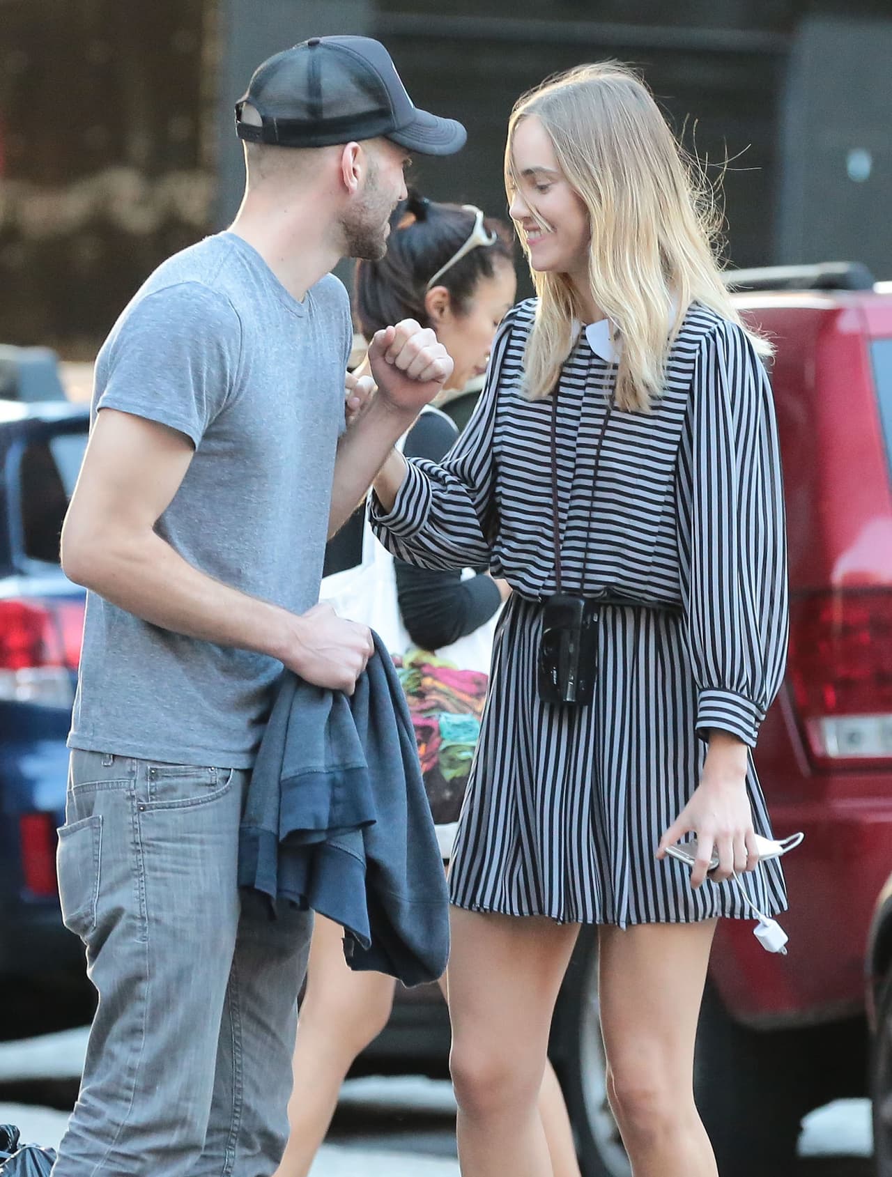 Porque ahora vimos a Suki muy juguetona con otro hombre.