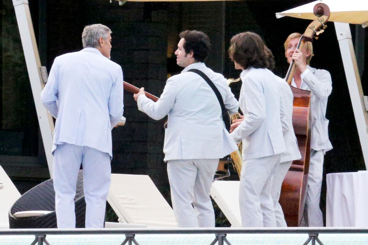 Clooney hasta se subió con los músicos a compartir la "serenata".