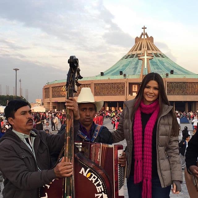 ¡En tierra guadalupana! Nuestra querida Ana Patricia llegó a la Basílica de Guadalupe para cantarle las Mañanitas a la Virgen. (11 de diciembre, 2015).