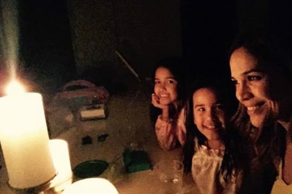 ¡Se nos fue la luz! No importa lo que se presente, Karla sabe cómo disfrutar a sus princesas. (10 de diciembre, 2015).