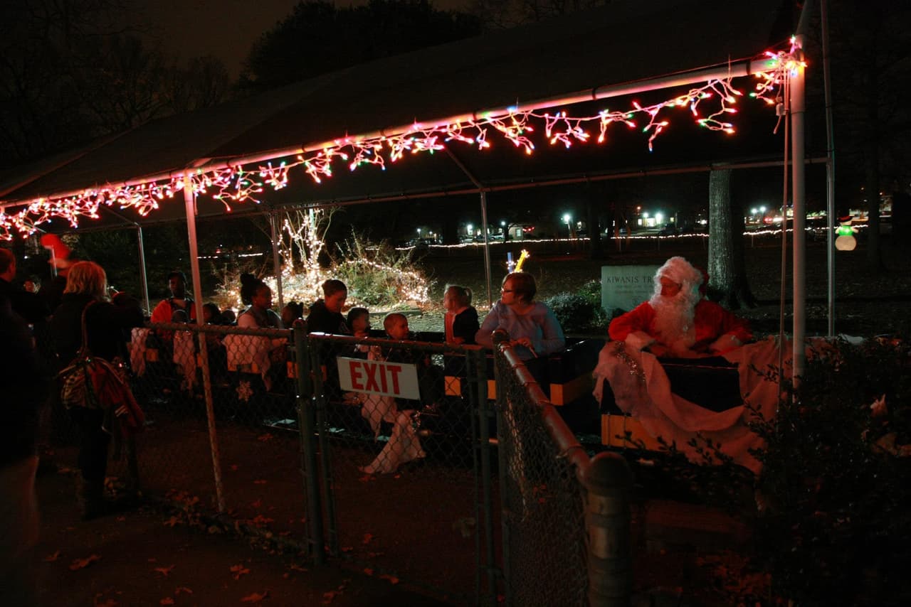 <b><a href="https://www.goldsborotrain2022.com/schedule" target="_blank">Goldsboro’s Polar Express</a>. </b>Da un paseo con Santa Claus en un tren en miniatura de 1953.