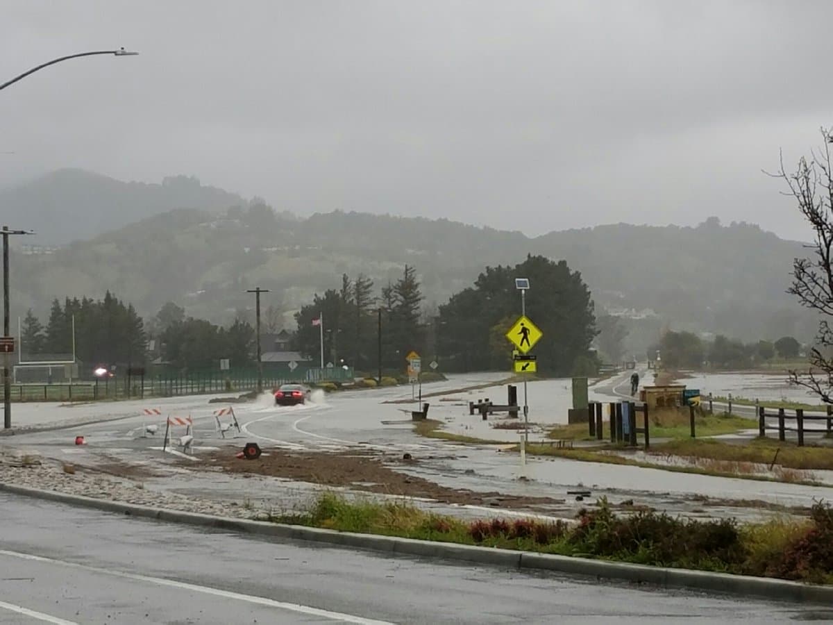 La jornada del domingo en el condado de Marin comenzó con inundaciones en carreteras, como en las de Mill Valley.