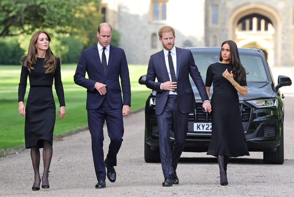De acuerdo con una fuente del Palacio de Kensington,
<b>el príncipe William invitó</b> a Harry y Meghan Markle a que los acompañaran, a él y a Kate Middleton, a ver los arreglos florales y otros tributos que el pueblo ha llevado en honor a la reina a las afueras del Castillo de Windsor.
<br>