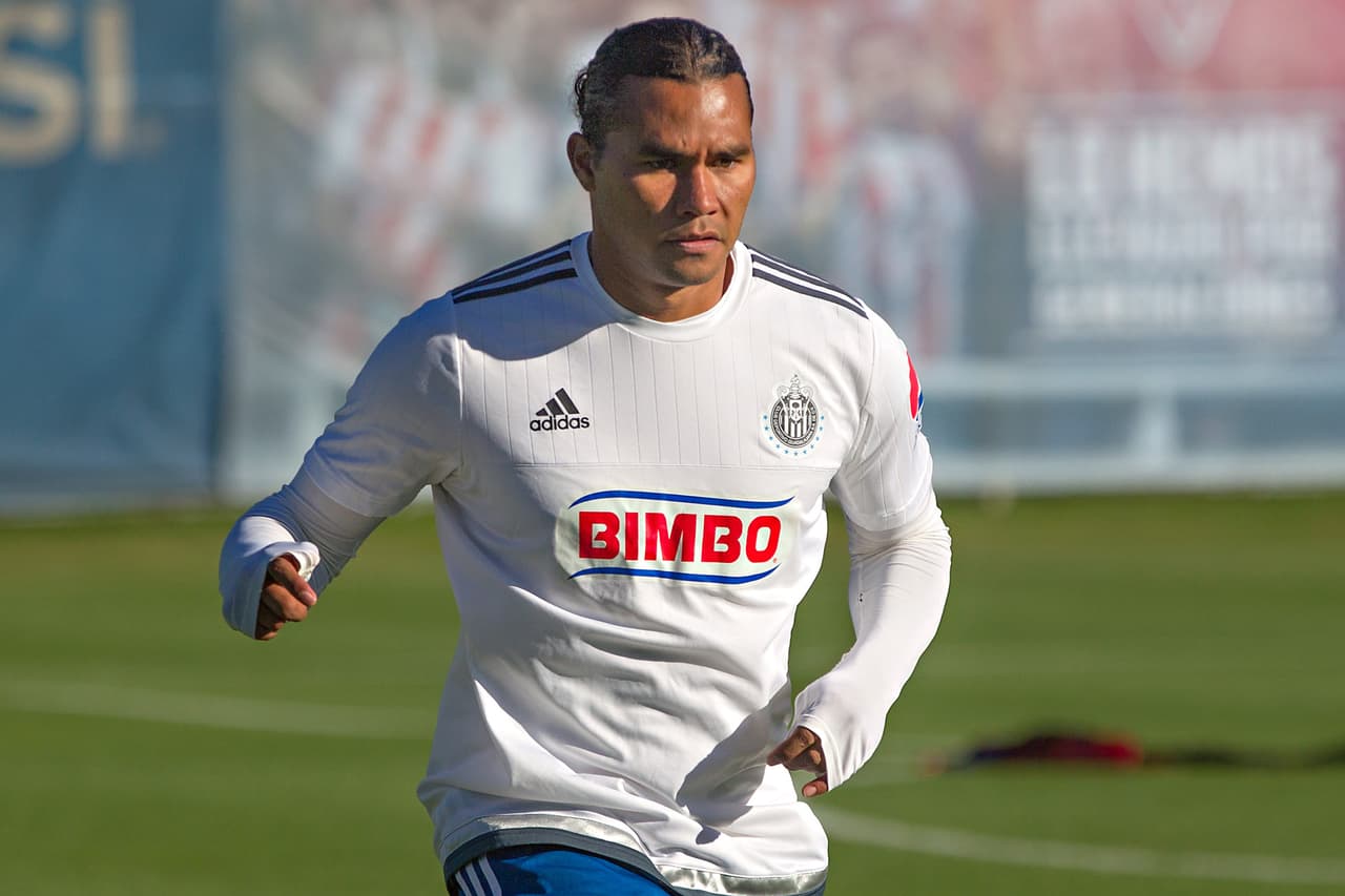 Carlos Peña y Orbelín Pineda, nuevas contrataciones del Rebaño, deberán ponerse el uniforme de figura si quieren trascender de inmediato en el equipo y ayudarlo a salir de la zona del descenso y buscar algo más.