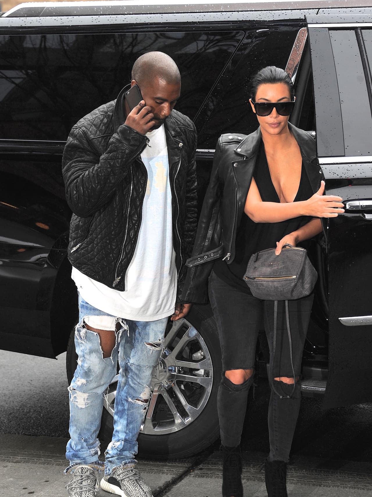 "Tuve que cambiarle las sábanas y ayudarlo a levantarse de la cama cuando no se sentía bien. Fue un desafío porque todo era desconocido. 
<b>Cambiar sus sábanas con guantes y una careta fue realmente un momento aterrador</b>".
<br>