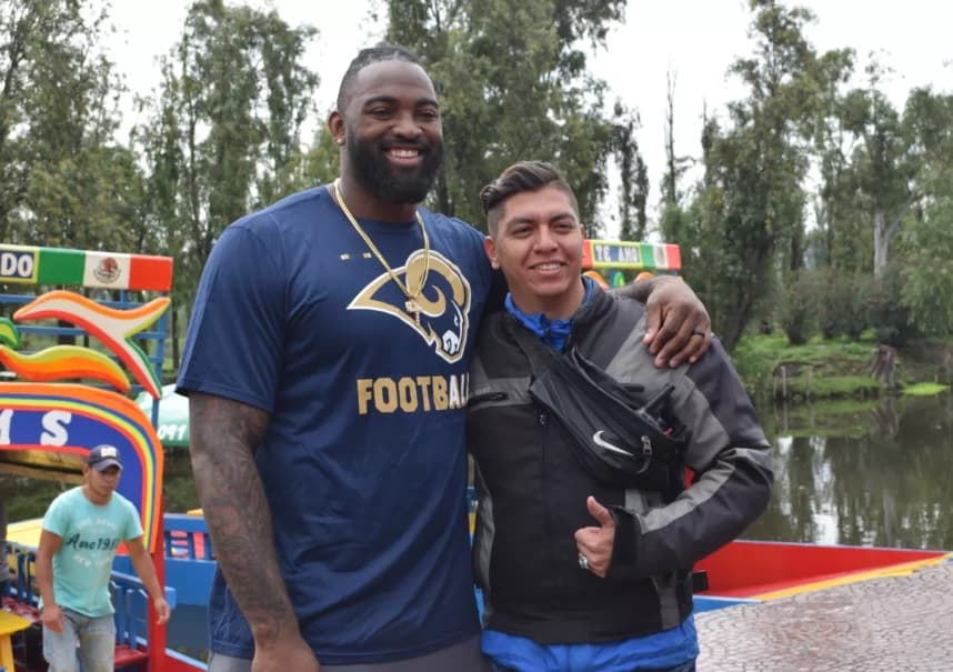 Michael Brockers sonríe junto a un aficionado.
