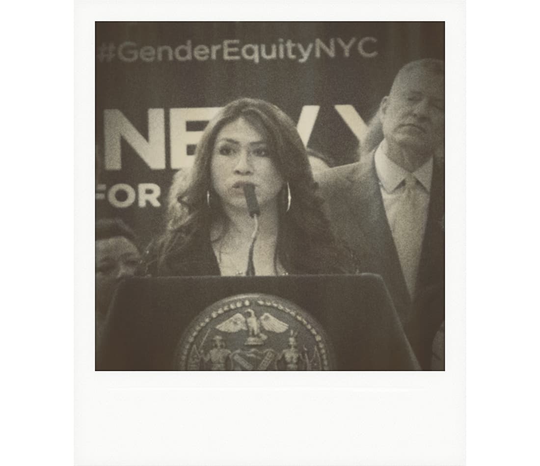 Bianey García pronunciando un discurso junto al alcalde Bill de Blasio