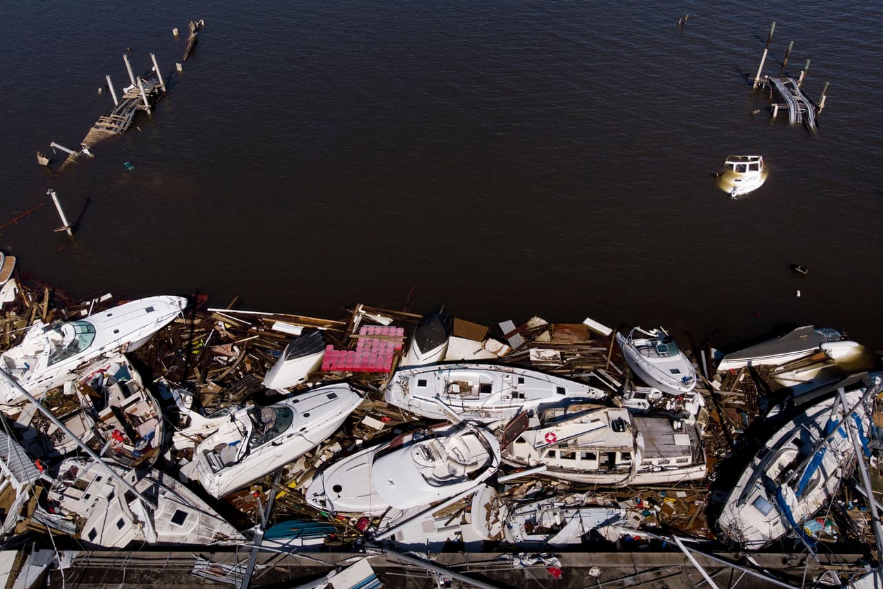 En el mar frente a Panama City decenas de botes quedaron hundidos o apiñados en la orilla.
<br>
