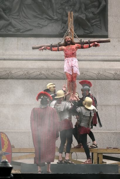 Décima Estación: Jesús es crucificado.