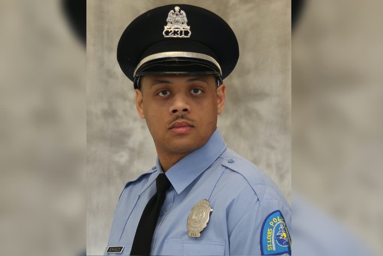 Sospechoso atrincherado en una casa durante 12 horas mata de un tiro en la cabeza a un policía