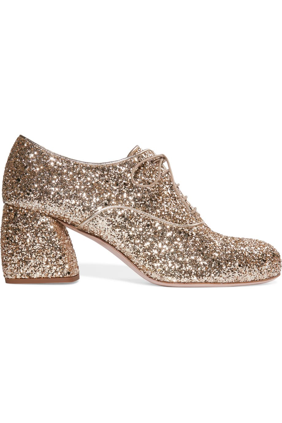 Si quieres darle un upgrade instantáneo a tu outfit, ¿qué mejor que hacerlo con mucha diamantina en color dorado? El tacón chunky, con las agujetas por enfrente hacen de estos zapatos un
<i> must</i> para cualquier look casual. (
<b> Miu Miu)</b>
<br>