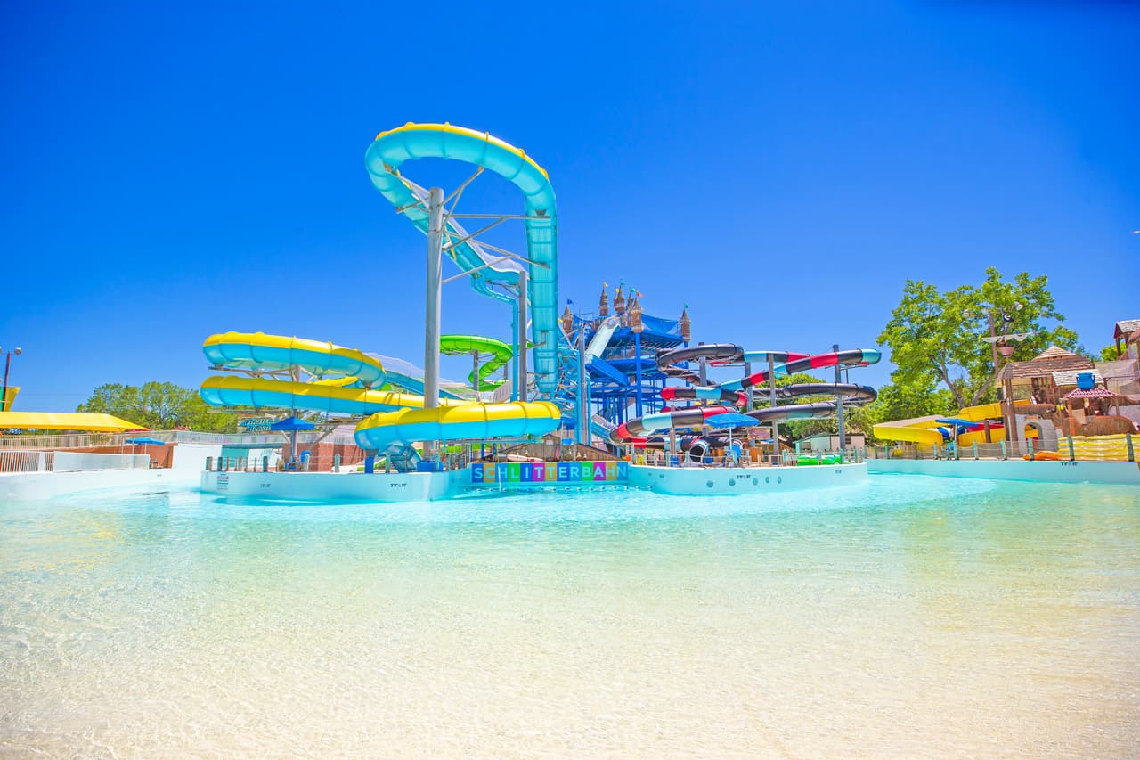 Es alimentado por un manantial, y cuenta con 51 atracciones en 70 acres.