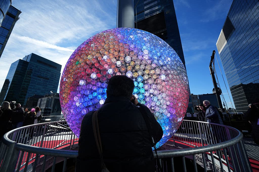 <b><a href="https://www.univision.com/local/nueva-york-wxtv/joven-de-23-anos-muere-apunalado-en-times-square-video" target="_blank">Times Square</a> </b>está de estreno en esta temporada navideña, con
<b>la bola Constelación</b>, descrita como
<b>la más grande y potente </b>desde que en el
<b> 1907</b> comenzó oficialmente
<b>la tradición</b> para despedir un año y recibir al siguiente en pleno corazón de
<b>la ciudad de Nueva York</b>.