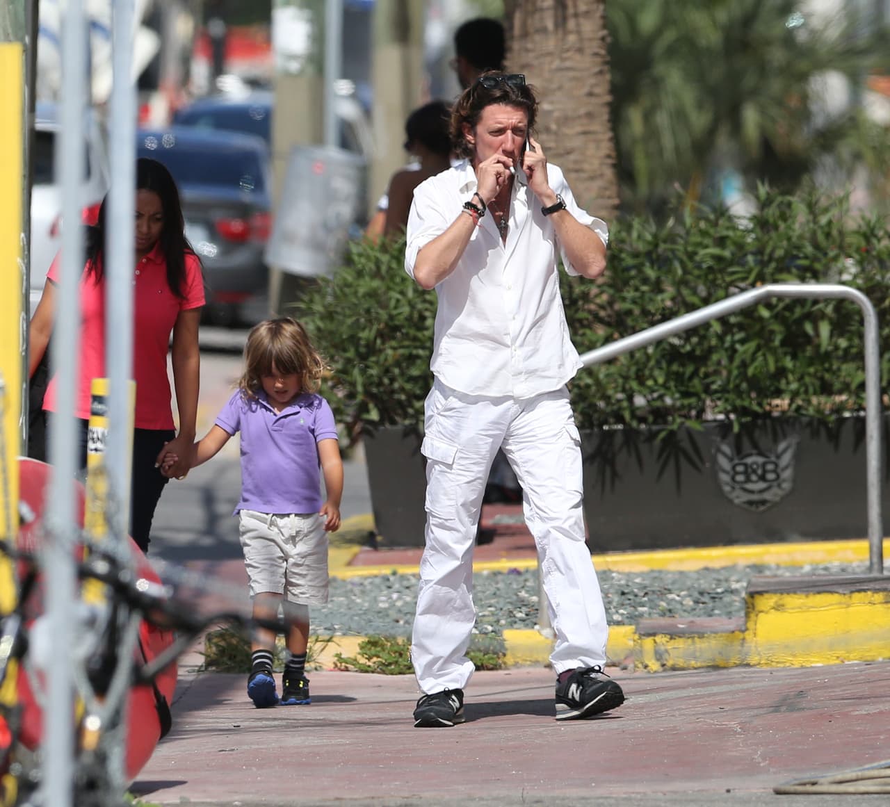 Andrea caminó detrás de su papá tomado de la mano de su nana.