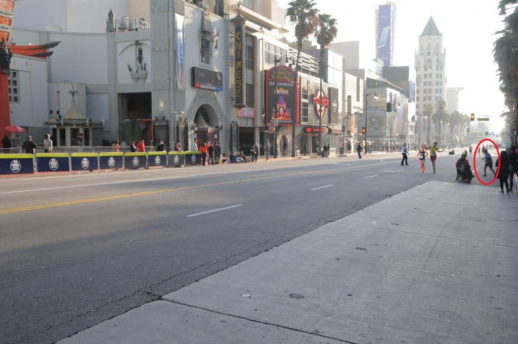 En esta foto se ve supuestamente a Frank Meza al reingresar al curso de la maratón en Hollywood.