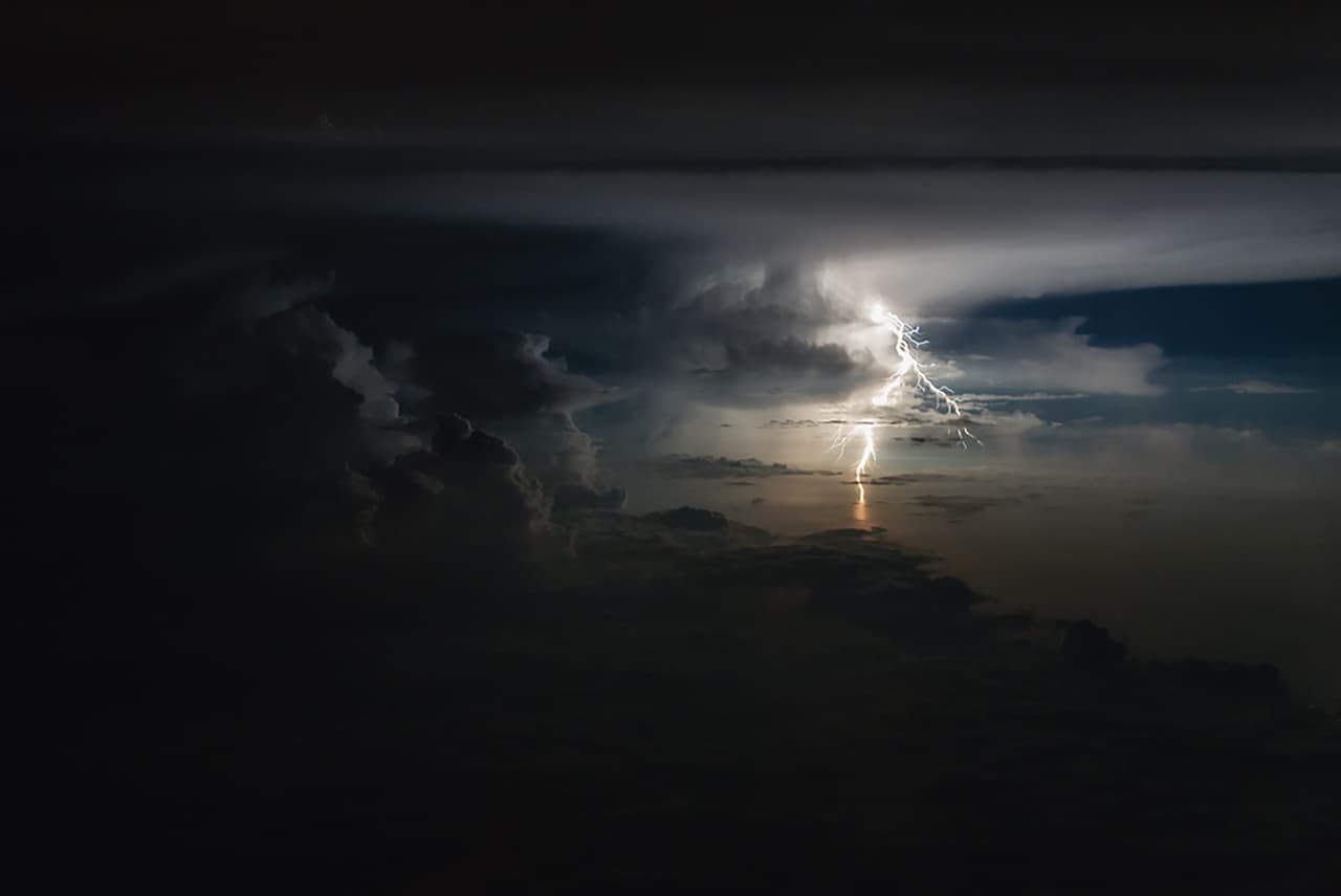 "The lightning bolts are very fast and it is difficult to see at first sight what happened. However, in the photos you can see the lights, colors and shapes," added Borja. "At the moment of live lightning it's just a flash of light," he continued. The photograph was taken at six in the morning in April 2018, on the Caribbean Sea.
