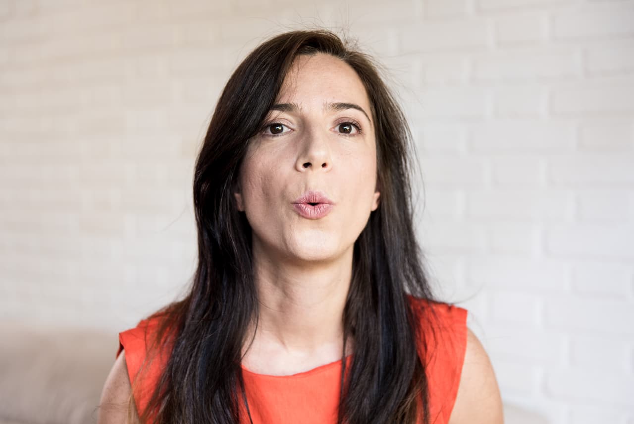 Después de exhalar, imagina que estás soplando una vela, empujando los labios ligeramente. Repite dos veces más. Esto "llena" y firma los labios y también es ideal para ganar firmeza en la línea de la mandíbula y el cuello.