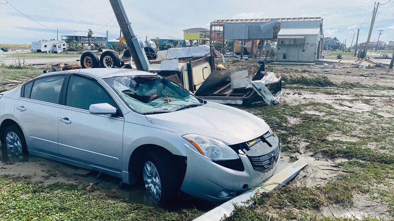 Esta imagen muestra los daños que dejó Laura en Holly Beach, Louisiana. En la tarde del miércoles el sistema continuó su camino norte-noreste con fuerza de tormenta tropical hacia el estado de Arkansas. El presidente Trump ya aprobó la declaración de emergencia en ese estado.
