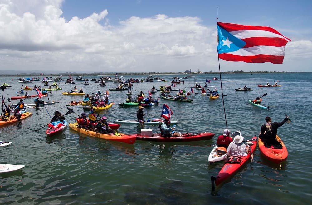 En kayaks, botes y a nado: puertorriqueños piden también en el mar la renuncia a un Rosselló cada vez más aislado