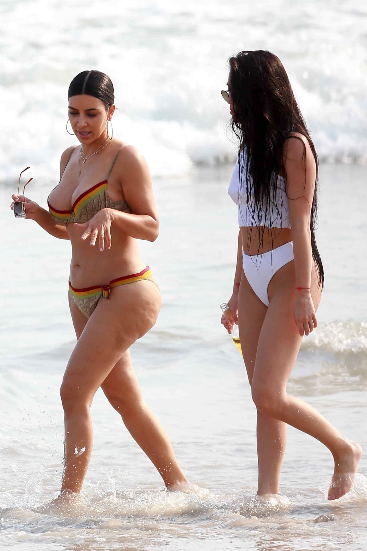 Kim Kardashian pasó el fin de semana del 22 de abril de 2017 en el resort Casa Aramara, en Punta Mita, Nayarit, México. Allí estuvo en la playa con Stephanie Sheppard, su asistente, mientras tomaba una cerveza. Además, Kourtney Kardashian también estuvo con amigas en el lugar.