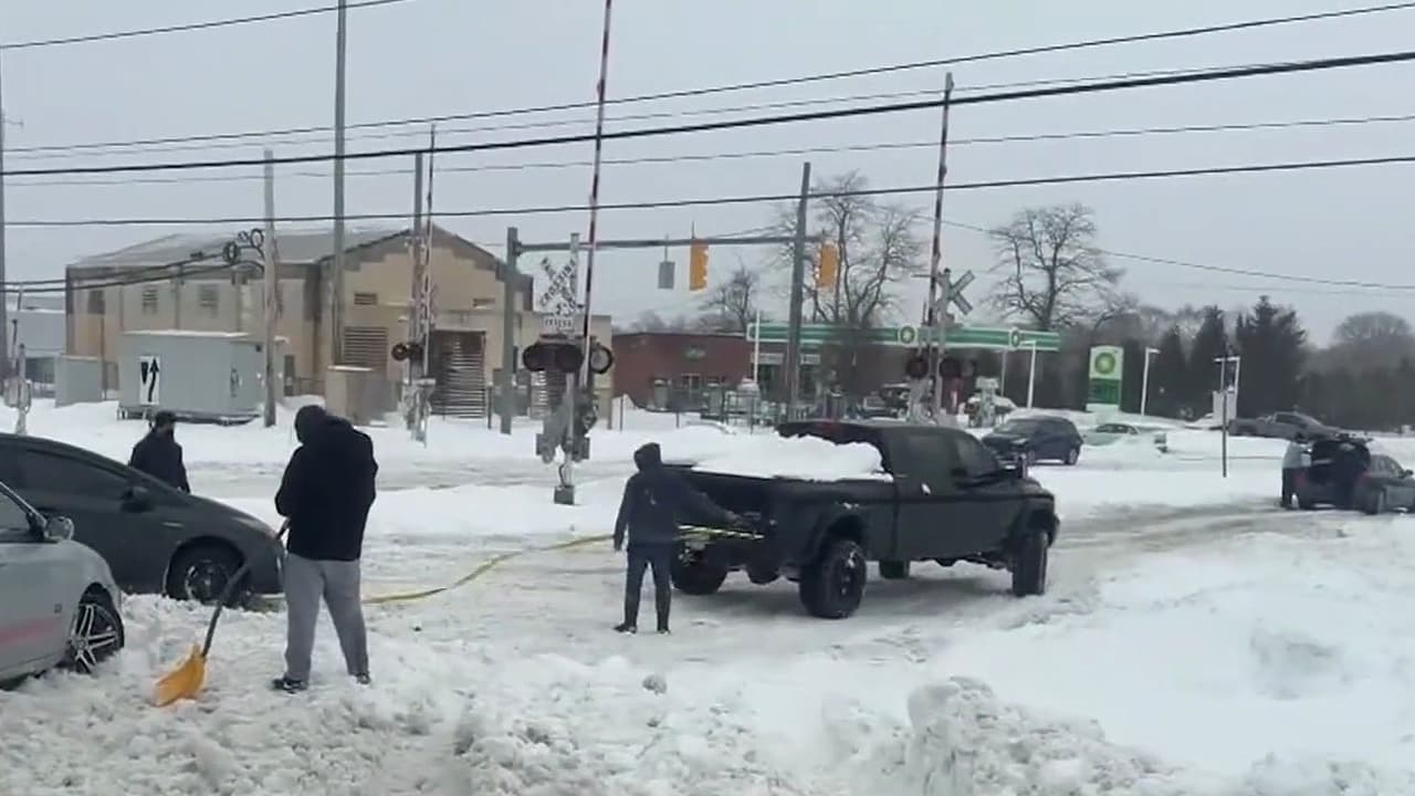 Retoman rutina en NY tras tormenta que dejó 30 pulgadas de nieve y vuelos cancelados