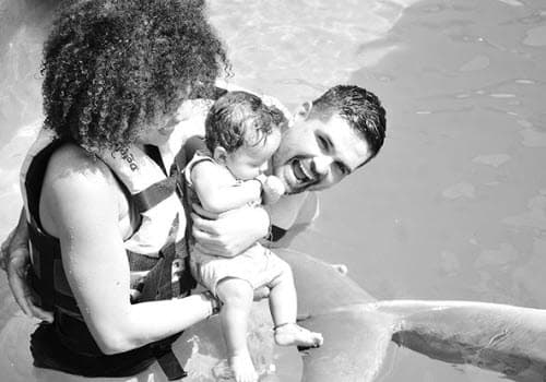 Ferdinando y Brenda estuveron muy sonrientes junto a su pequeño hijo.