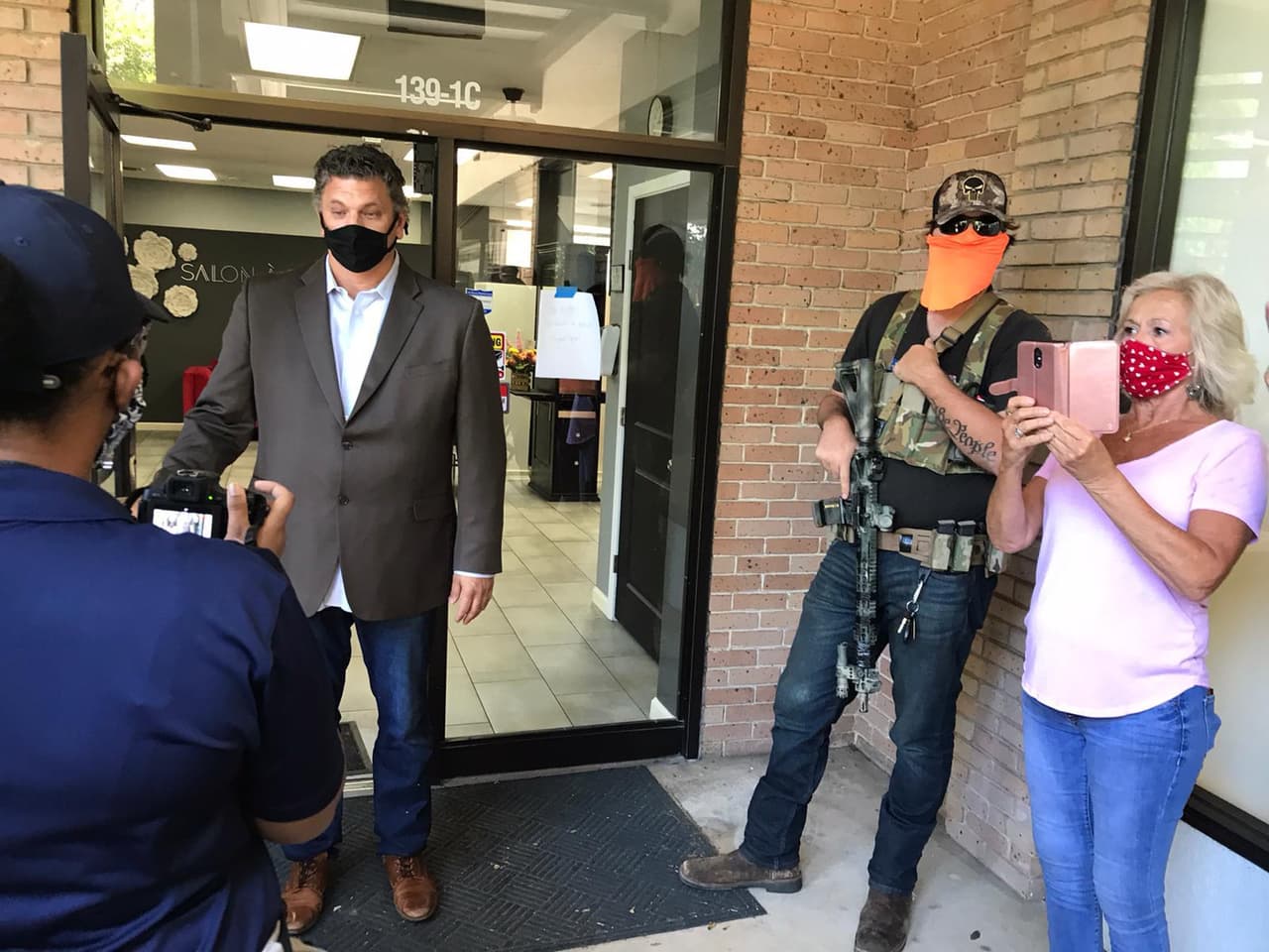 Medios de prensa y simpatizantes de Luther se reunieron a las afueras de la peluquería en Dallas. 
<br>