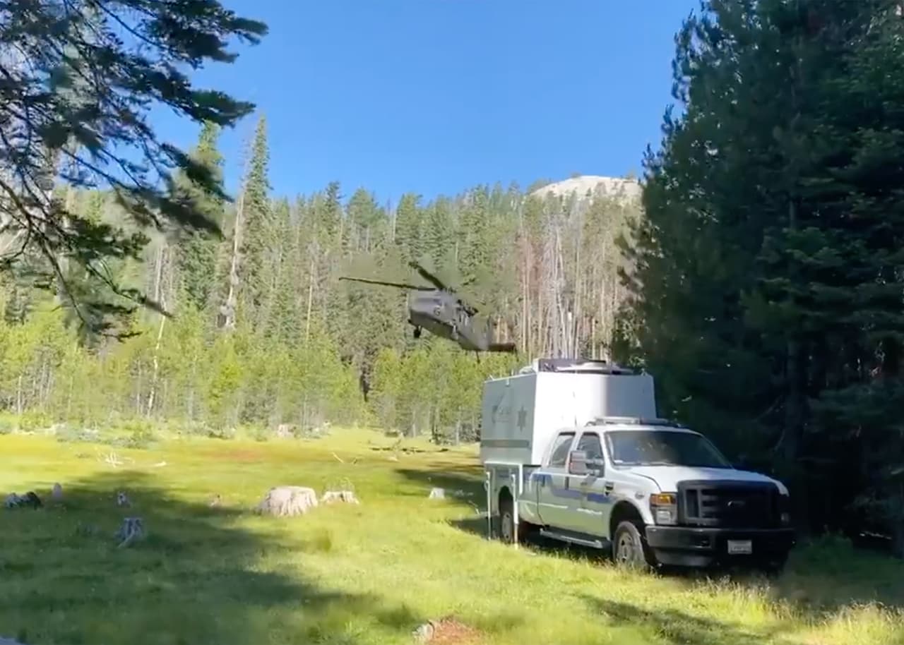 Aunque el helicóptero de la Guardia Nacional de California se sumó a las tareas, aún no hay resultados positivos. Se presume que la mujer 
<b>pudo haber caminado en dirección norte hacia el <a href="https://www.univision.com/local/fresno-kftv/reportan-presencia-de-coronavirus-en-el-sistema-de-desague-del-parque-yosemite-y-alrededores">Parque Yosemite. </a></b>
<br>
