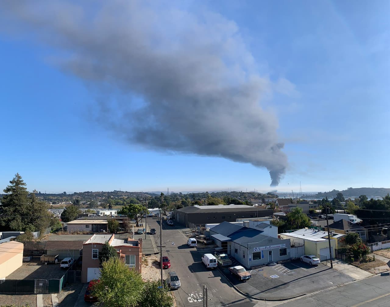 Las autoridades emitieron una alerta conocida como 'shelter in place' para una parte del condado de Contra Costa, mediante la cual le pidieron a los residentes de la zona que permanezcan dentro de sus viviendas y sus centros de trabajo con puertas y ventanas cerradas.