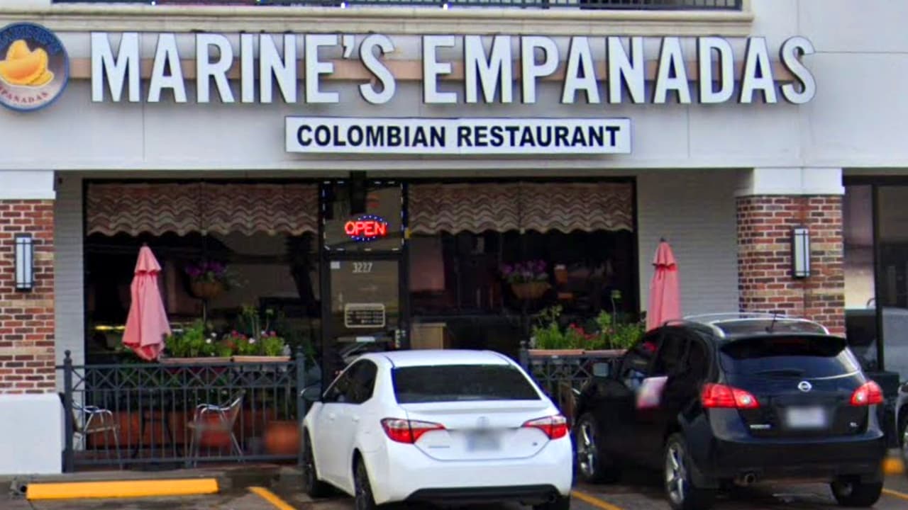<b>Marine's Empanadas: </b>Tiene 103 revisiones y su calificación promedio es de 
<b>tres estrellas y media</b>. Está ubicado en el 3227 de la calle Hillcroft Steet. "El mejor lugar para comer bandeja paisa y empanadas", escribió Gaby H., de Missouri City.
<br>