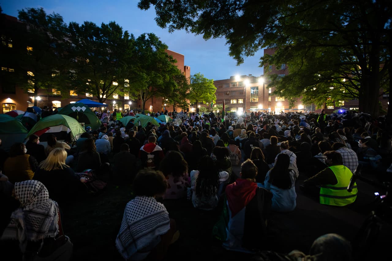 En la jornada, ha habido presencia de la policía de DC, pero sin intentar despejar el campamento ni intervenir con los estudiantes.