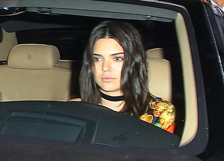 A Kendall Jenner a veces le gusta salir en algo más lujoso y cómodo que su Corvette vintage. Como se puede adivinar por el logotipo en los reposa cabezas del auto que maneja en esta imagen, la hermana menor de las Kardashian conduce un auto de la marca 
<b>Rolls-Royce</b>.