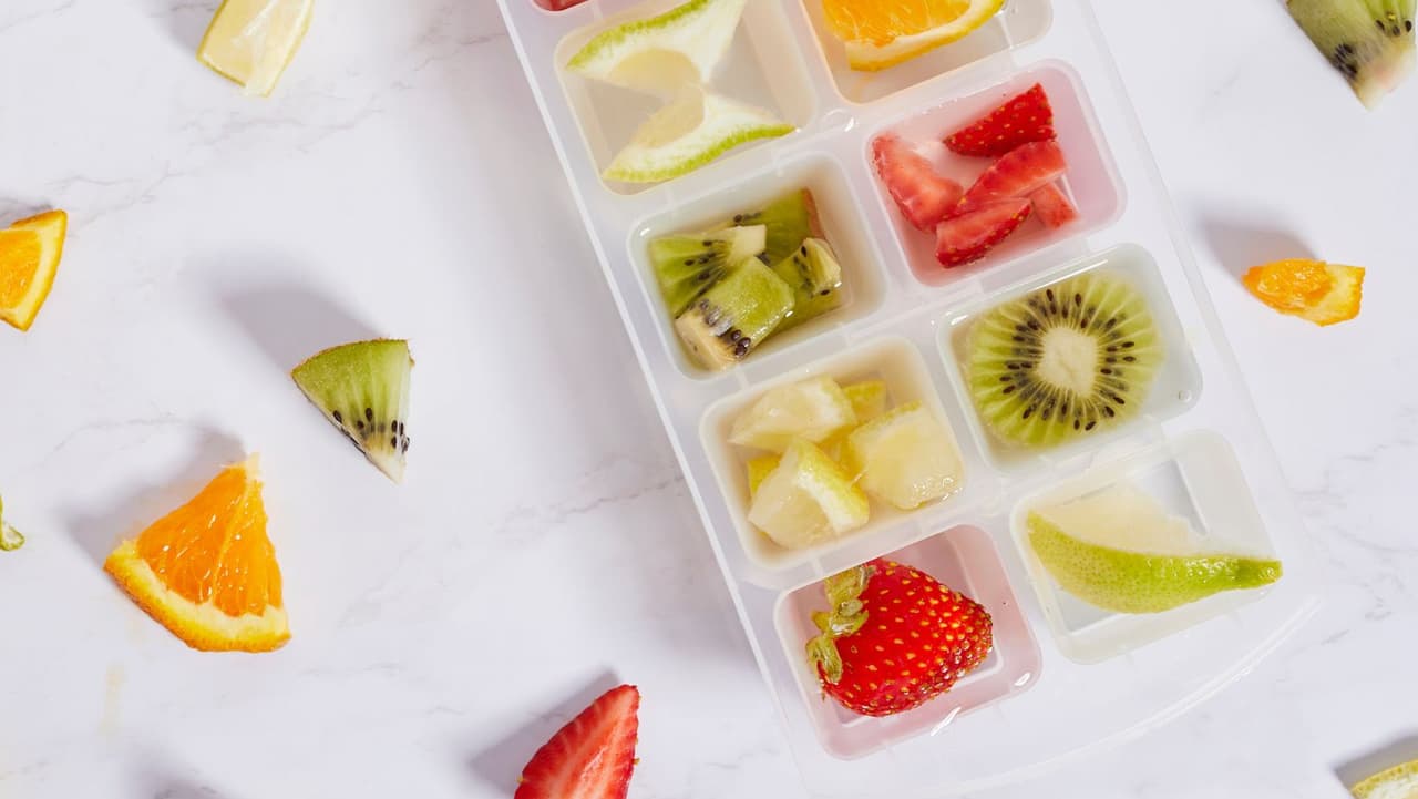 <b>Fruta congelada:</b> No hay nada más simple que poner un poco de fruta en el congelador para un refrigerio dulce rápido y fácil. La sandía y las uvas se congelan especialmente bien sin volverse demasiado duras. Entrégale a tus niños un cóctel de vitaminas sin que lo sepan.