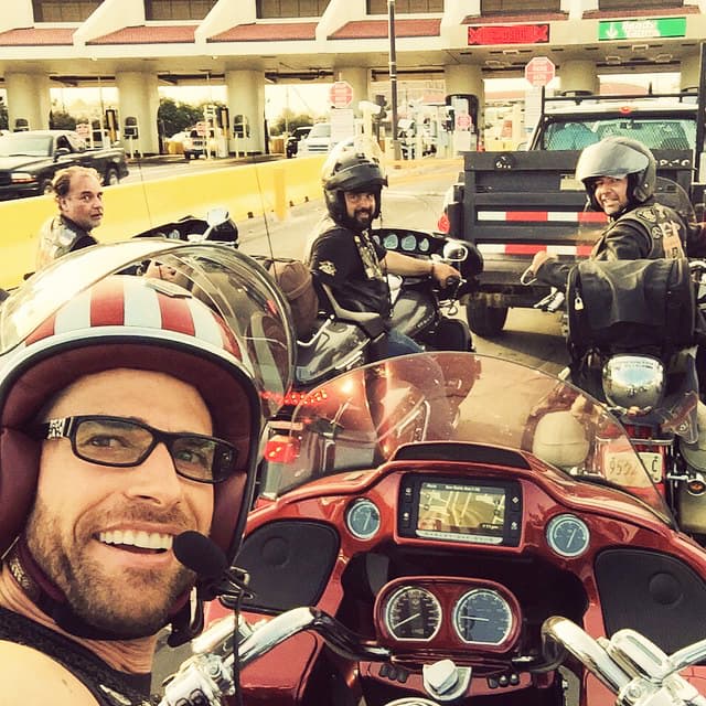 Con o sin barba es una de nuestros preferidos. ¡Galanazo! Seguramente Angelique Boyer piensa lo mismo. ¡Lo adora con cualquier 'look', pues todos le caen como anillo al dedo.