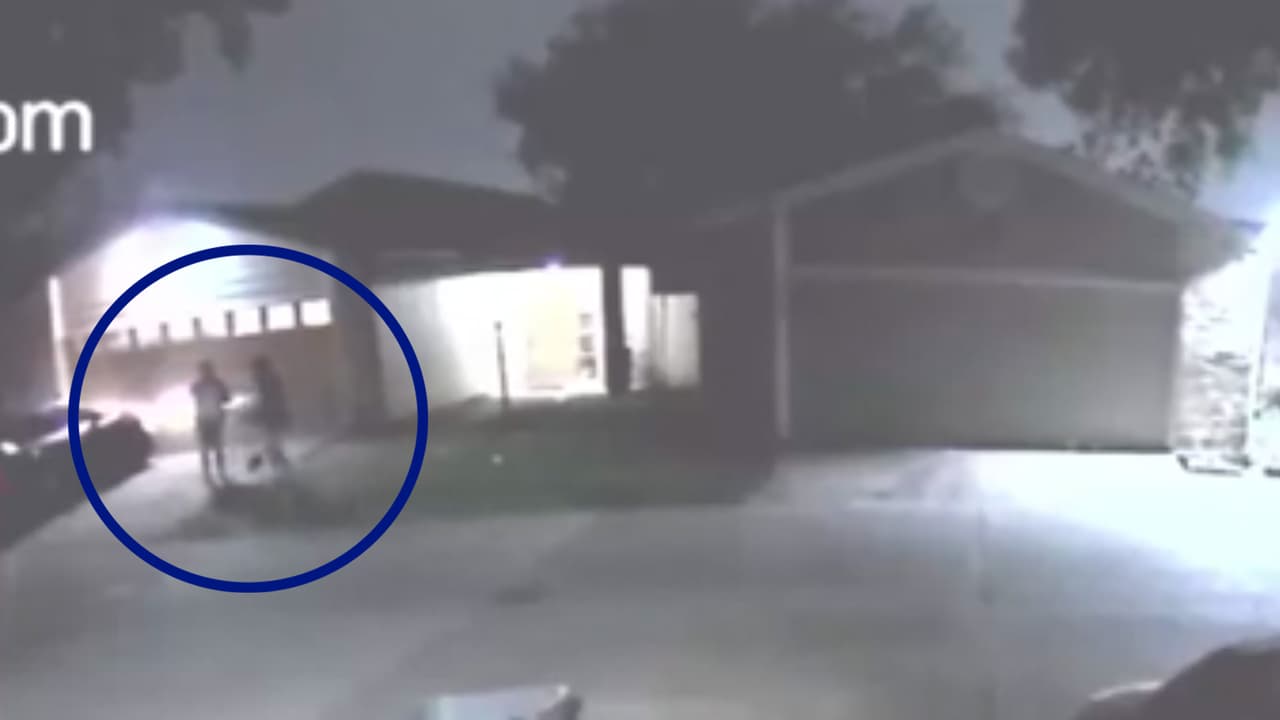 El hombre se acerca más y vuelve a mostrar el arma, la víctima le entrega la cartera y el sospechoso sale corriendo hacía el automóvil.
<br>