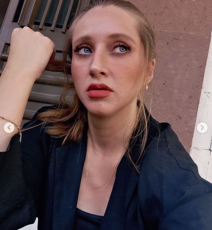 "Mi familia supo, mi papá supo,
<b>nadie nunca me defendió</b>", señaló en 'Ventaneando' el lunes 28 de junio, "yo he sufrido toda clase de violencias que te puedas imaginar y ellos fueron testigos visuales de todos esos eventos. Todos lo supieron y nunca nadie hizo nada por mí".
<br>