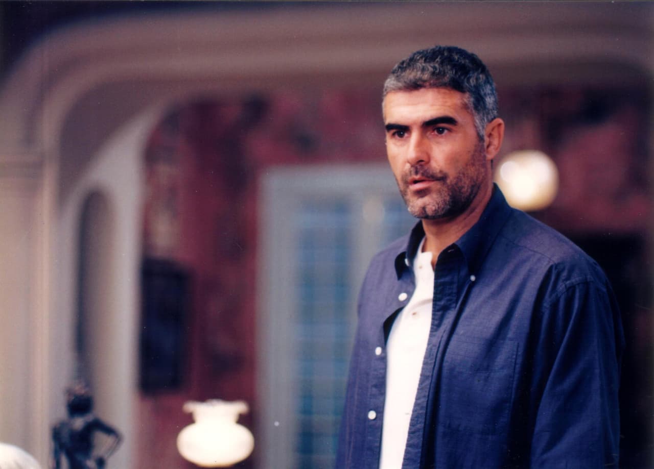 Juan Alberto Montiel fue el personaje que interpretó Saúl Lisazo, el estelar masculino. Él era un juez que termina siendo engañado por su esposa Silvia, a quien desprecia después de enterarse de su infidelidad. Conoce a Elena porque la contrata como maestra de su hijo.