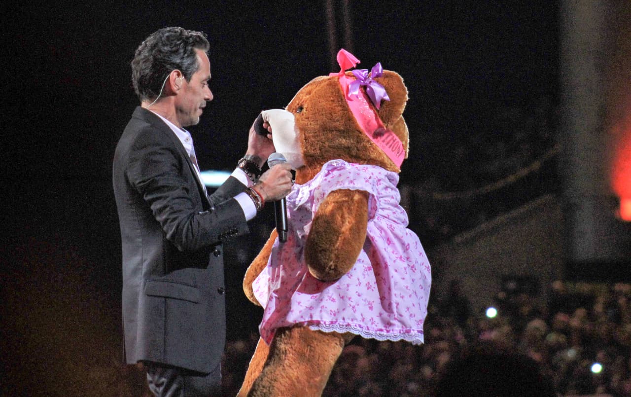 Marc Anthony se sorprendió con el regalo, el cual aceptó y se lo llevó al escenario.